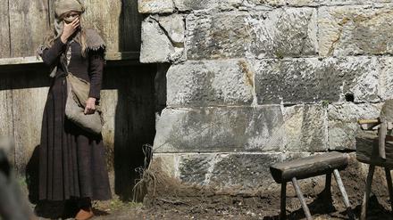 Die Ausbreitung von Pest im Mittelalter (hier am Set von "Black Death") ist Dreh- und Angelpunkt des Buches.