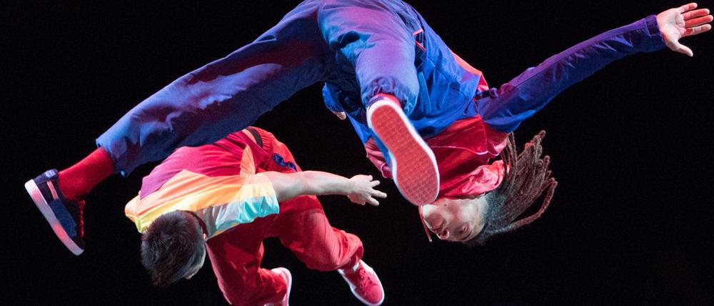 Tänzer der Urban-Dance-Gruppe "Flying Steps" fliegen bei der Premiere von «Flying Pictures»