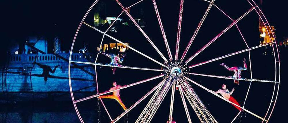 Großes Rad. Die Compagnie Louxor aus Lyon ist der spektakuläre Höhepunkt der 17. Neuhardenberg-Nacht.