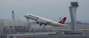 Ein Flugzeug von Turkish Airlines startet am "Flughafen Istanbul".