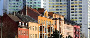 Alt und noch älter: Häuser an der Frankfurter Allee in Friedrichshain.