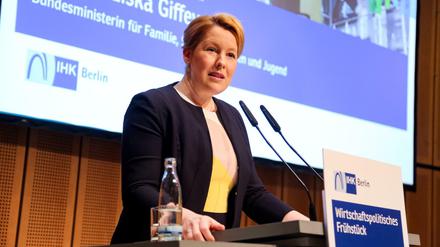Bundesfamilienministerin Franziska Giffey (SPD) bei ihrer Rede beim "Wirtschaftspolitischen Frühstück" der IHK am 4. April 2019.