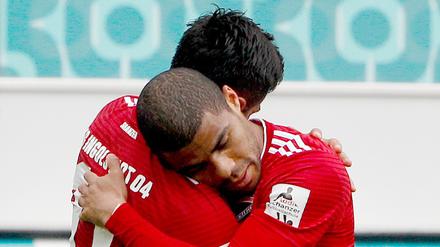Endlich wieder ein Sieg. Der Ingolstädter Torschütze zum 1:0 Dario Lezcano (l) jubelt mit Otavio Paulo Rosa Silva.