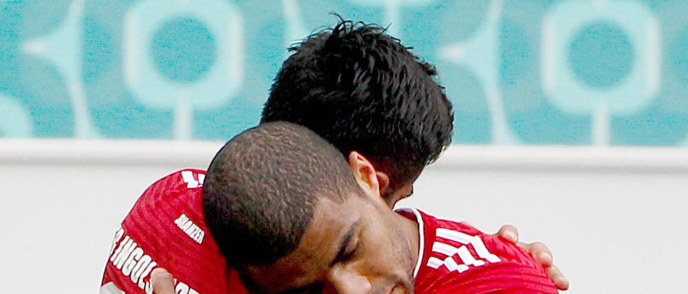 Endlich wieder ein Sieg. Der Ingolstädter Torschütze zum 1:0 Dario Lezcano (l) jubelt mit Otavio Paulo Rosa Silva.