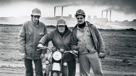 Arbeiter im Braunkohle-Tagebau, Borna 1990, von Stefan Moses. 
