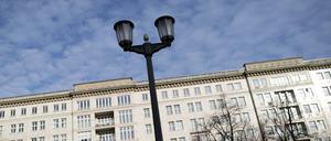 Die Deutsche Wohnen darf nicht Eigentümerin eines Wohnblocks in der Karl-Marx-Allee werden.