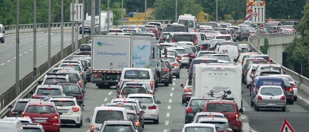 Autos stehen in einem Stau auf der A103 in Richtung A100 in Berlin.