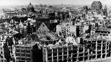 Wüstes Land. Blick über die Ruinen des Nikolai-Viertels in Berlins Mitte mit der zerstörten Nikolaikirche im Vordergrund (1945).