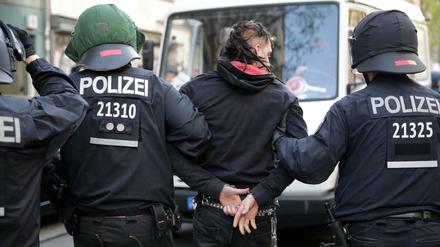 Nach der nach der Besetzung eines leeren Ladengeschäftes nahmen Polizisten in der Wrangelstraße einen Mann fest.