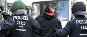 Nach der nach der Besetzung eines leeren Ladengeschäftes nahmen Polizisten in der Wrangelstraße einen Mann fest.