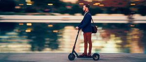 Die Flitzer ersetzen nicht das Auto, sondern Wege zu Fuß, meinen einige Experten – und führen so zu noch mehr Verkehr.