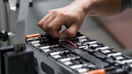 Basisprodukt der Elektromobilität. Ein Mitarbeiter arbeitet in der Batteriesystemfabrik von Akasol an einer Batterie. 