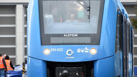 Der Coradia iLint, der weltweit erste Wasserstofftriebzug für den Regionalverkehr, ist im Bahnhof von Basdorf zu Gast.