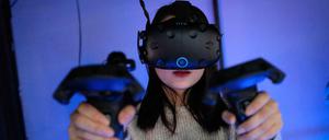 Gamerin mit VR-Brille