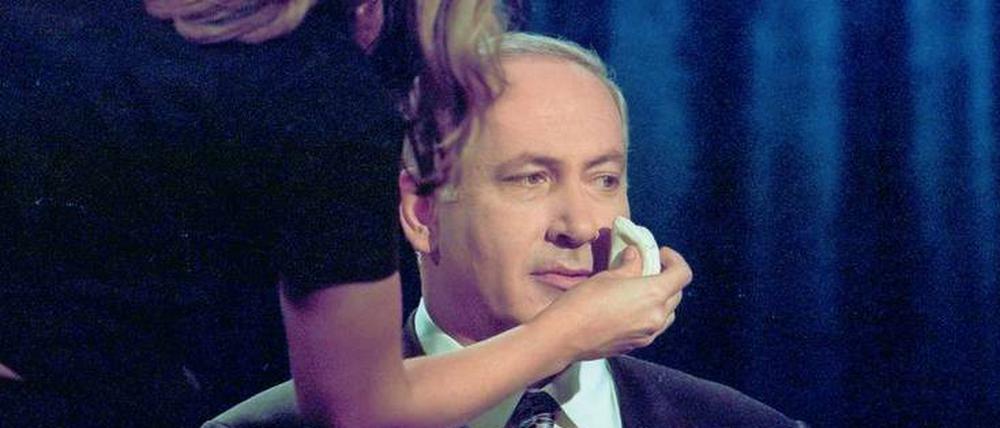 Gleich gilt’s. Benjamin Netanjahu wird für eine Fernsehdebatte vorbereitet.