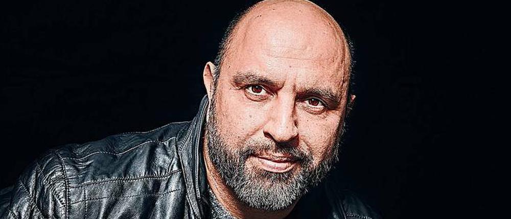 Unangekündigt. Serdar Somuncu, 50, bekannt aus der Talkshow „So! Muncu!“ (n-tv), der ZDF-„heute-show“ und Bühnenauftritten („Der Hassprediger“). Neu dazugekommen: der Sender Tele5, wo der Comedian und Autor wöchentlich Online-Videos („Serdar 5“) produziert und plötzlich im laufenden TV-Programm auftaucht. Foto: Promo