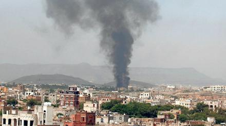 Rauch nach einem Luftangriff in Sanaa (Archiv). 
