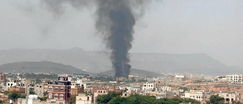 Rauch nach einem Luftangriff in Sanaa (Archiv). 