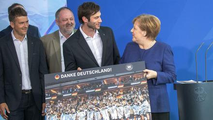 Ehre wem Ehre gebührt. Die deutschen Handballer um Uwe Gensheimer (2. v. r.) und Trainer Christian Prokop (l.) bei der Bundeskanzerlin.