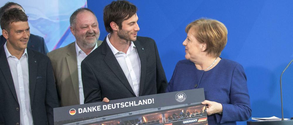 Ehre wem Ehre gebührt. Die deutschen Handballer um Uwe Gensheimer (2. v. r.) und Trainer Christian Prokop (l.) bei der Bundeskanzerlin.