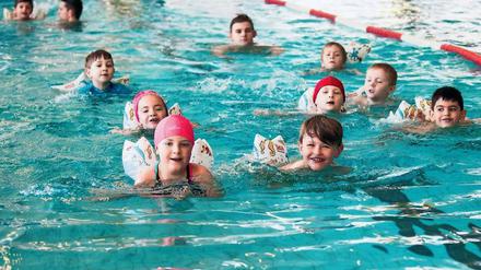 Nicht wasserscheu. Kitakinder nehmen im Stadtbad im Märkischen Viertel am „Schwimmbärchen“-Kurs teil.