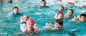 Nicht wasserscheu. Kitakinder nehmen im Stadtbad im Märkischen Viertel am „Schwimmbärchen“-Kurs teil.