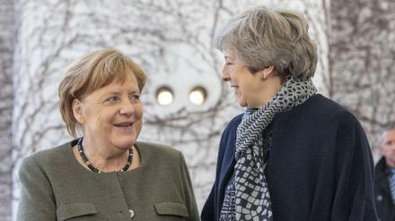 Kanzlerin Merkel begrüßt die britische Premierministerin May im Kanzleramt. 