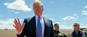Donald Trump, Präsident der USA, besichtigt einen neuen Abschnitt der Mauer an der Grenze zu Mexiko.