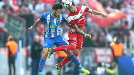 Kopf an Kopf: Durch die 1:2-Niederlage muss Hertha die Düsseldorfer in der Tabelle vorbeiziehen lassen.