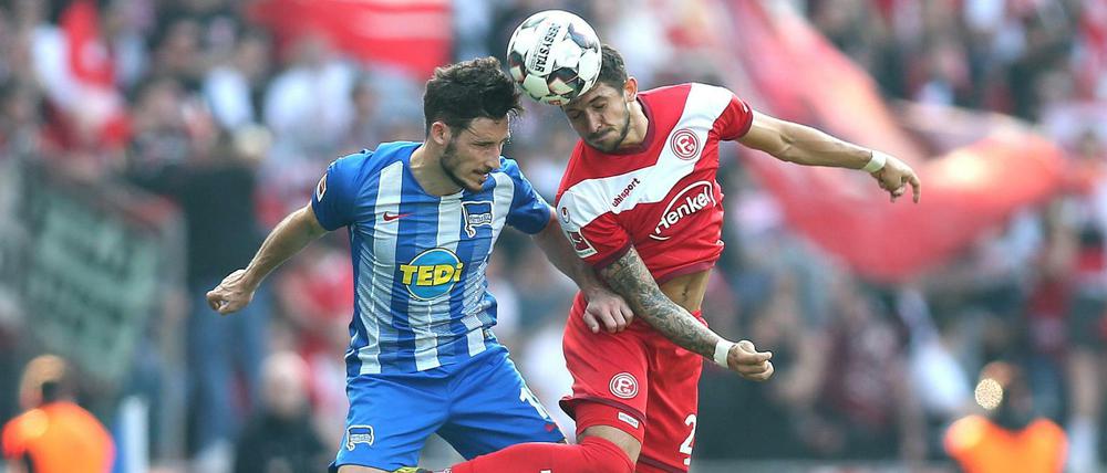 Kopf an Kopf: Durch die 1:2-Niederlage muss Hertha die Düsseldorfer in der Tabelle vorbeiziehen lassen.