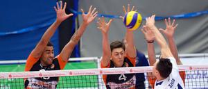 Unser Block. Die BR Volleys, hier Berlins Benjamin Patch (l) und sein Teamkollege Jeffrey Jendryk, stehen vor einem eminent wichtigen Spiel am Sonntag.