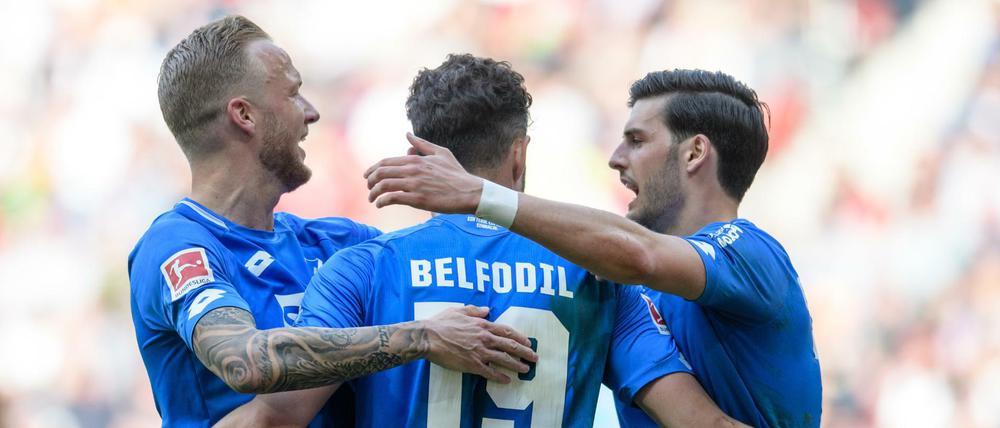 Der Mann der Stunde: Ishak Belfodil traf in Augsburg dreifach und wurde von seinen Mitspielern gefeiert.