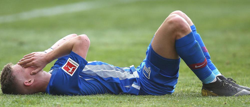 Niederlegen nach der Niederlage: Maximilian Mittelstädt nach der 1:2-Niederlage gegen Düsseldorf.