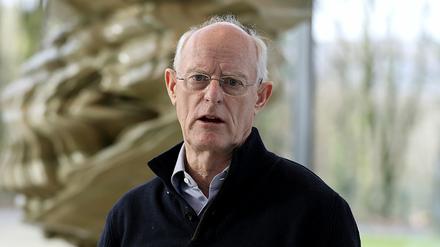 Tony Cragg erläutert in einer Ausstellungshalle im Skulpturenpark seine neuen Arbeiten. 