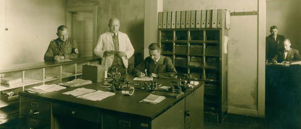 Schreibtischtäter. Ein Dienstzimmer der Nebenstelle Montabaur des Arbeitsamtes Niederlahnstein, um 1940. 