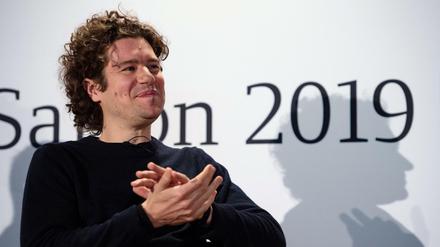 Robin Ticciati bei der DSO-Pressekonferenz im Pergamonmuseum.
