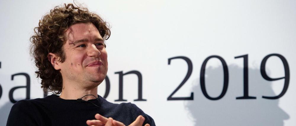 Robin Ticciati bei der DSO-Pressekonferenz im Pergamonmuseum.