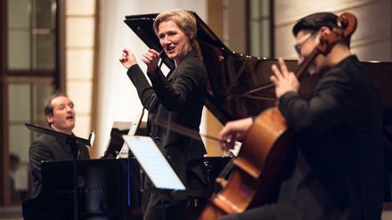 Angela Denoke im Glashof des Jüdischen Museums