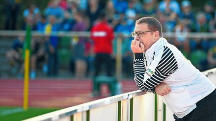 Grübeln an der Bande: Mönchengladbachs Sportdirektor Max Eberl hat in den vergangenen Tagen viele Spekulationen losgetreten.