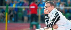 Grübeln an der Bande: Mönchengladbachs Sportdirektor Max Eberl hat in den vergangenen Tagen viele Spekulationen losgetreten.
