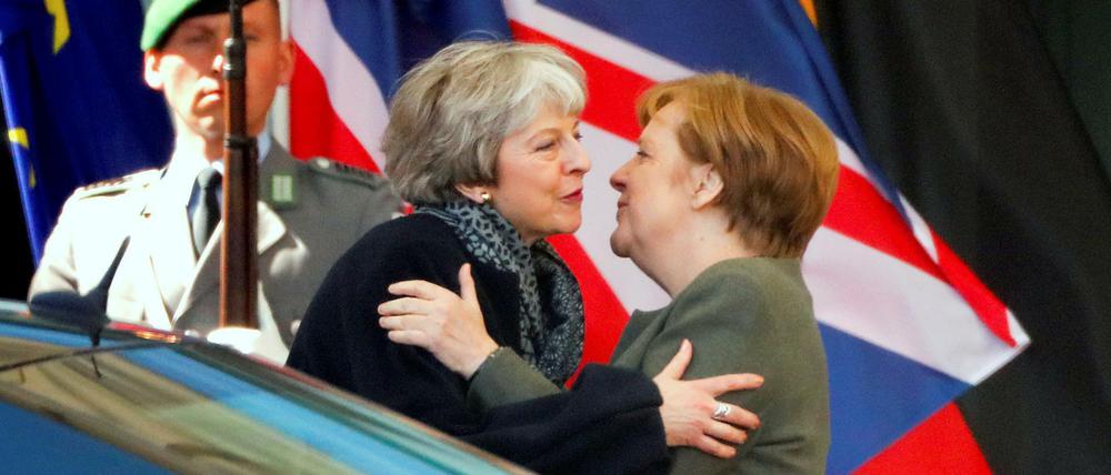 Bundeskanzlerin Angela Merkel (rechts) und die britische Regierungschefin Theresa May am Dienstag in Berlin.