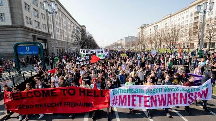 Der Demonstrationszug gegen steigende Mieten vom Bündnis gegen Verdrängung und #Mietenwahnsinn zieht durch die Karl-Marx-Allee. 