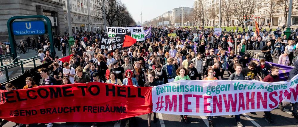 Der Demonstrationszug gegen steigende Mieten vom Bündnis gegen Verdrängung und #Mietenwahnsinn zieht durch die Karl-Marx-Allee.