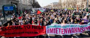 Der Demonstrationszug gegen steigende Mieten vom Bündnis gegen Verdrängung und #Mietenwahnsinn zieht durch die Karl-Marx-Allee. 