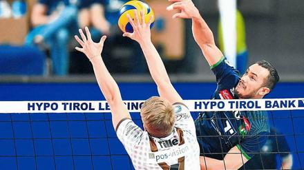 Und drauf. Die Alpenvolleys und ihr Außenangreifer Hugo de Leon Guimaraes da Silva treffen im Play-off-Halbfinale auf die BR Volleys. Das erste Spiel der Play-off-Serie im „Best-of-3“-Modus findet am Mittwoch in der Olympiahalle in Innsbruck statt (19 Uhr).