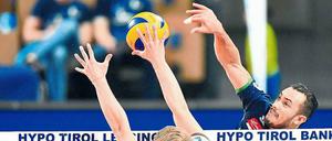 Und drauf. Die Alpenvolleys und ihr Außenangreifer Hugo de Leon Guimaraes da Silva treffen im Play-off-Halbfinale auf die BR Volleys. Das erste Spiel der Play-off-Serie im „Best-of-3“-Modus findet am Mittwoch in der Olympiahalle in Innsbruck statt (19 Uhr).