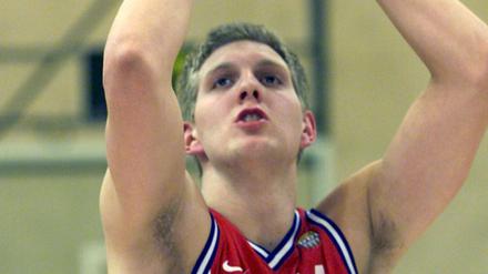 Riesentalent. 1999 spielte Dirk Nowitzki noch mit Würzburg in Freiburg.