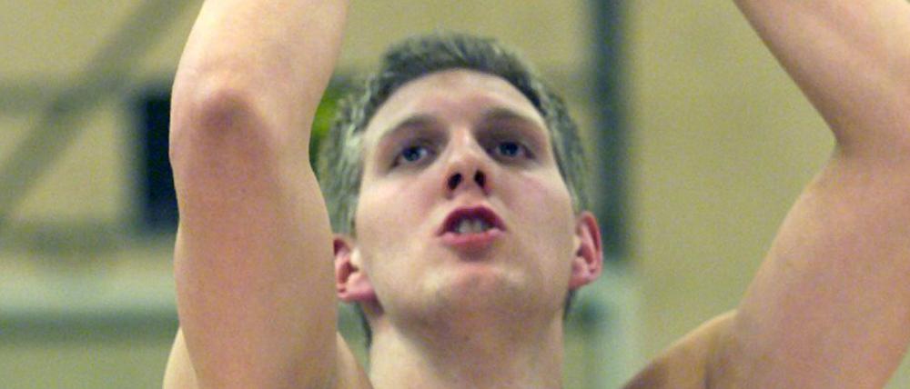 Riesentalent. 1999 spielte Dirk Nowitzki noch mit Würzburg in Freiburg.