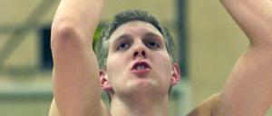 Riesentalent. 1999 spielte Dirk Nowitzki noch mit Würzburg in Freiburg.