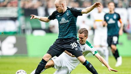 Harter Kampf. Bremens Davy Klaasen (l.) im Zweikampf mit Gladbachs Patrick Hermann (r.). 